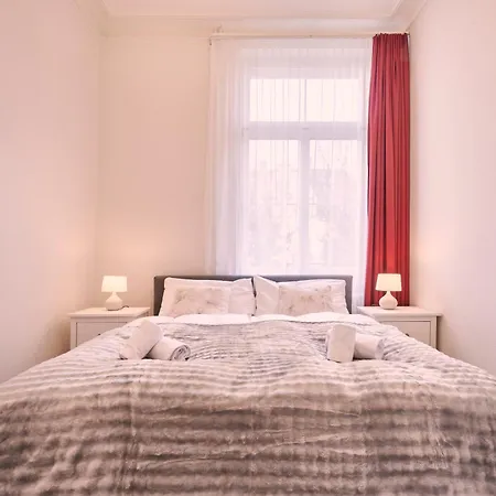 Perfect Location, Comfortable & Modern Apartment *