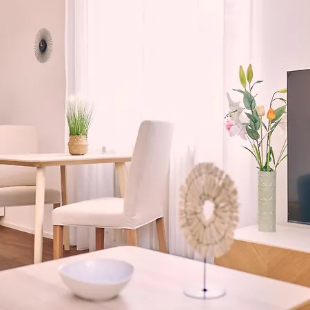 2, Perfect Location, Comfortable & Modern Lägenhet