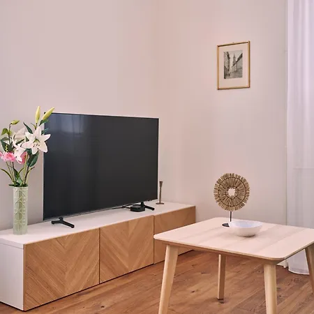 Lägenhet 2, Perfect Location, Comfortable & Modern