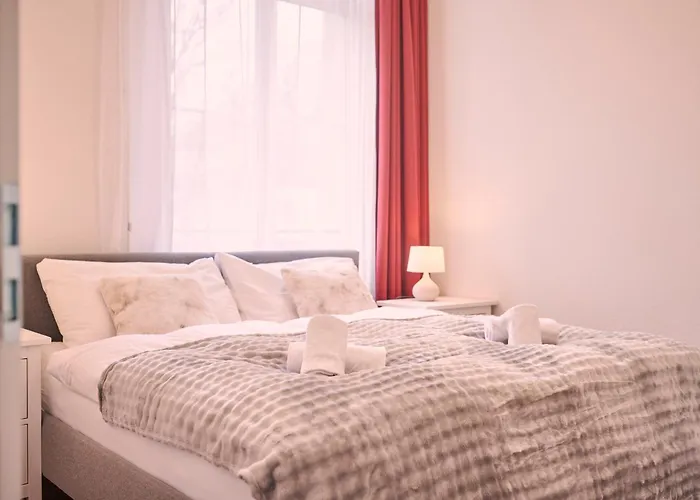 2, Perfect Location, Comfortable & Modern Lägenhet