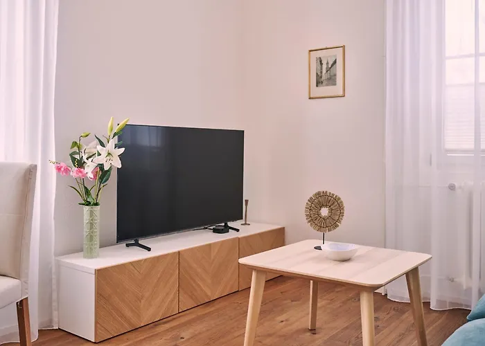 Lägenhet 2, Perfect Location, Comfortable & Modern