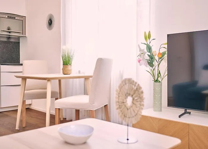 2, Perfect Location, Comfortable & Modern Lägenhet